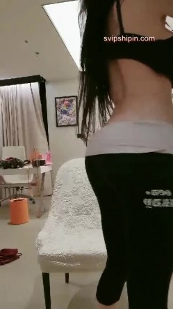 初代网红绿茶婊，极品平模，三线女演员【王瑞儿】不雅私拍全集，紫薇滴蜡喷水，各种骚话M腿挑逗，脸逼同框 截图1
