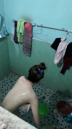 【浴室偷拍】高清偷拍小姐姐洗澡 几十位小姐姐洗白白 稀缺资源值得收藏 原版高清 截图3