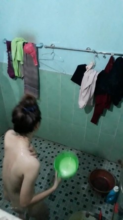 【浴室偷拍】高清偷拍小姐姐洗澡 几十位小姐姐洗白白 稀缺资源值得收藏 原版高清 截图5
