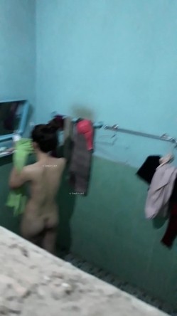 【浴室偷拍】高清偷拍小姐姐洗澡 几十位小姐姐洗白白 稀缺资源值得收藏 原版高清 截图6