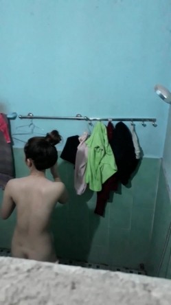 【浴室偷拍】高清偷拍小姐姐洗澡 几十位小姐姐洗白白 稀缺资源值得收藏 原版高清 截图8