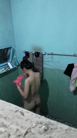【浴室偷拍】高清偷拍小姐姐洗澡 几十位小姐姐洗白白 稀缺资源值得收藏 原版高清 截图9