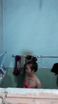 【浴室偷拍】高清偷拍小姐姐洗澡 几十位小姐姐洗白白 稀缺资源值得收藏 原版高清 截图11