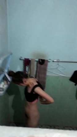 【浴室偷拍】高清偷拍小姐姐洗澡 几十位小姐姐洗白白 稀缺资源值得收藏 原版高清 截图16