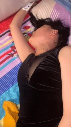 新母狗露脸福利，持续抠逼高潮，‘啊我我我不行啦’，不行也要扣！ 截图3