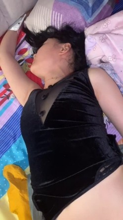新母狗露脸福利，持续抠逼高潮，‘啊我我我不行啦’，不行也要扣！ 截图5