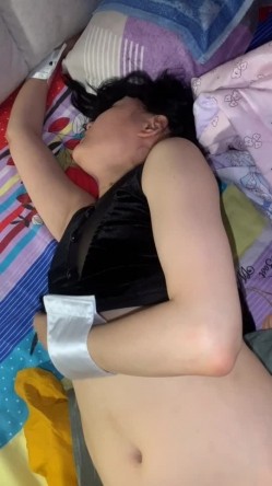 新母狗露脸福利，持续抠逼高潮，‘啊我我我不行啦’，不行也要扣！ 截图6