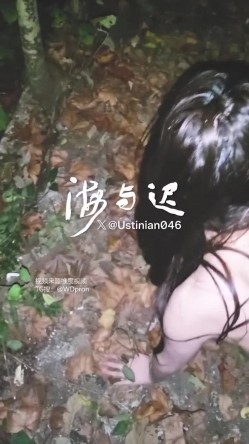 顶级调教大神，回归携多位少妇母狗调教，刺激花式玩法「海与迟」165车模冷白皮黑丝母狗车展当晚拿下，抽逼奴性M配合度非常高 截图13