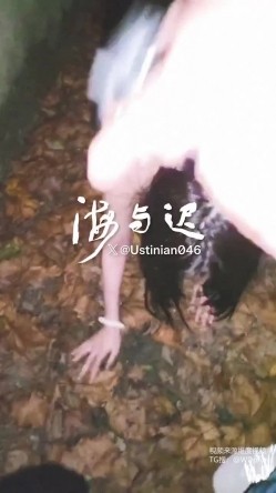顶级调教大神，回归携多位少妇母狗调教，刺激花式玩法「海与迟」165车模冷白皮黑丝母狗车展当晚拿下，抽逼奴性M配合度非常高 截图16