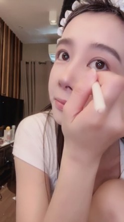 尤物推荐【美人儿】逆天女神 颜值身材吊打网红明星 美到窒息 绿播下海 全裸下厨 跳蛋自慰爽 截图1