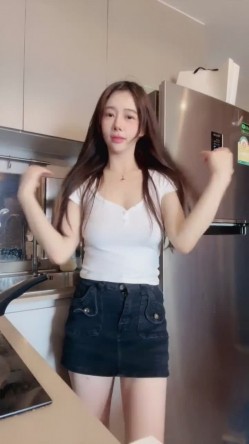 尤物推荐【美人儿】逆天女神 颜值身材吊打网红明星 美到窒息 绿播下海 全裸下厨 跳蛋自慰爽 截图3
