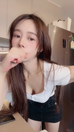 尤物推荐【美人儿】逆天女神 颜值身材吊打网红明星 美到窒息 绿播下海 全裸下厨 跳蛋自慰爽 截图4
