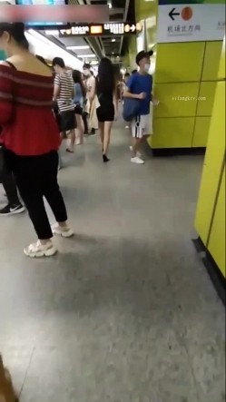 最新顶级重磅稀缺顶臀系列三人围猎把女神顶哭，28部高颜美女 截图11