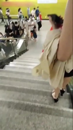 最新顶级重磅稀缺顶臀系列三人围猎把女神顶哭，28部高颜美女 截图12