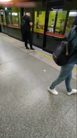 最新顶级重磅稀缺顶臀系列三人围猎把女神顶哭，28部高颜美女 截图13