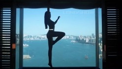推特人气女神【教瑜伽的喵老师】在地标大裤衩前，五星级酒店窗前，高难度一字马，唯美且诱惑！ 截图7