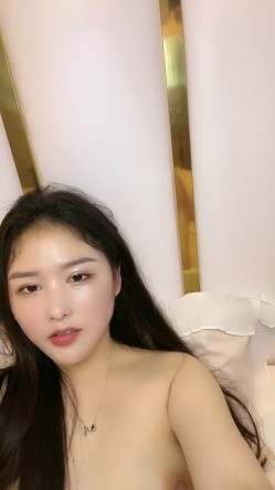 女神级性感尤物床上让小哥玩弄，掰开逼逼给狼友看特写，大鸡巴乱草还要吃奶子，给狼友看骚表情，呻吟可 截图1