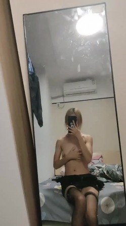 新人19岁学生妹，【婉婉想要】，淫荡的小母狗~无套啪啪~后入拽着头发操，在镜子前看尤物高潮嚎叫 截图13