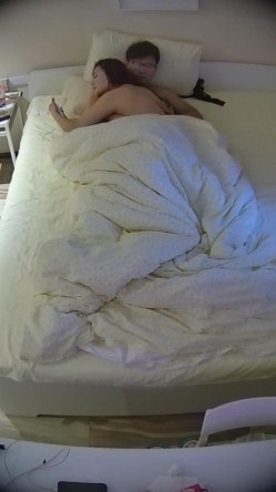 民宿酒店 小姐姐身材微胖好极品 女上时后背和屁股太漂亮了 被男人把嘴当逼插 还站起来后入 截图1