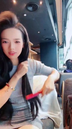 咖啡馆里的女神，【小小晴】大厅露屄，后面人来人往都没有发现，到厕所脱光自慰，紧张刺激胆子是真的大！ 截图3