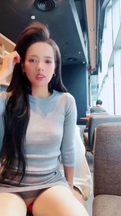 咖啡馆里的女神，【小小晴】大厅露屄，后面人来人往都没有发现，到厕所脱光自慰，紧张刺激胆子是真的大！ 截图4