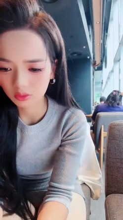 咖啡馆里的女神，【小小晴】大厅露屄，后面人来人往都没有发现，到厕所脱光自慰，紧张刺激胆子是真的大！ 截图5