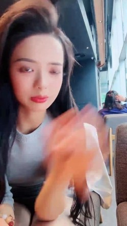 咖啡馆里的女神，【小小晴】大厅露屄，后面人来人往都没有发现，到厕所脱光自慰，紧张刺激胆子是真的大！ 截图6