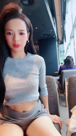 咖啡馆里的女神，【小小晴】大厅露屄，后面人来人往都没有发现，到厕所脱光自慰，紧张刺激胆子是真的大！ 截图7
