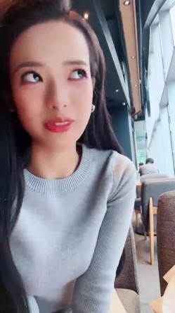 咖啡馆里的女神，【小小晴】大厅露屄，后面人来人往都没有发现，到厕所脱光自慰，紧张刺激胆子是真的大！ 截图8