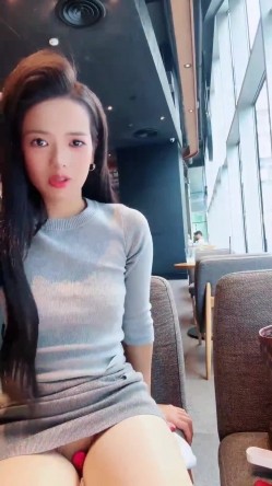咖啡馆里的女神，【小小晴】大厅露屄，后面人来人往都没有发现，到厕所脱光自慰，紧张刺激胆子是真的大！ 截图9