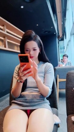 咖啡馆里的女神，【小小晴】大厅露屄，后面人来人往都没有发现，到厕所脱光自慰，紧张刺激胆子是真的大！ 截图10