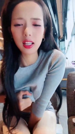 咖啡馆里的女神，【小小晴】大厅露屄，后面人来人往都没有发现，到厕所脱光自慰，紧张刺激胆子是真的大！ 截图11