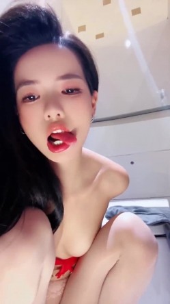 咖啡馆里的女神，【小小晴】大厅露屄，后面人来人往都没有发现，到厕所脱光自慰，紧张刺激胆子是真的大！ 截图15