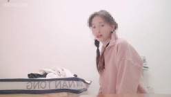 边打电话边挨操！极品粉B反差婊小女友【纠结的阿呆】超高颜值反差学妹，表面乖巧的萌妹子背地里是个小骚货 截图2
