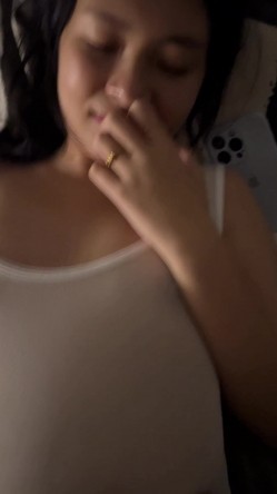 声音甜美可爱的眼镜妹羞答答的，刚开始还放不开一副娇羞的表情，一遇跳蛋秒变小母狗，刺激露脸性爱 截图1