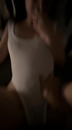 声音甜美可爱的眼镜妹羞答答的，刚开始还放不开一副娇羞的表情，一遇跳蛋秒变小母狗，刺激露脸性爱 截图5