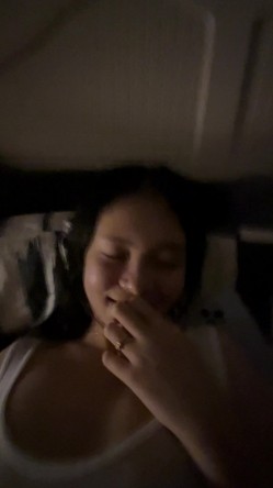声音甜美可爱的眼镜妹羞答答的，刚开始还放不开一副娇羞的表情，一遇跳蛋秒变小母狗，刺激露脸性爱 截图12