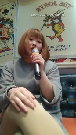 “你J8好大呀使劲肏小骚B我想尿尿”淫荡对白疯狂小情侣KTV包厢卫生间啪啪来大姨妈也不管厕所肏到包间妹子很能叫淫语不断 截图9