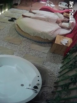 《监控破解》中年大叔第一次来情趣酒店开房约炮丰满少妇对各种设备有点好奇 截图2