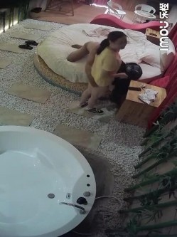 《监控破解》中年大叔第一次来情趣酒店开房约炮丰满少妇对各种设备有点好奇 截图3