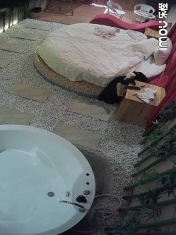 《监控破解》中年大叔第一次来情趣酒店开房约炮丰满少妇对各种设备有点好奇 截图7