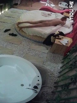 《监控破解》中年大叔第一次来情趣酒店开房约炮丰满少妇对各种设备有点好奇 截图8