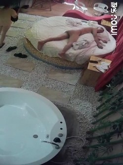 《监控破解》中年大叔第一次来情趣酒店开房约炮丰满少妇对各种设备有点好奇 截图10