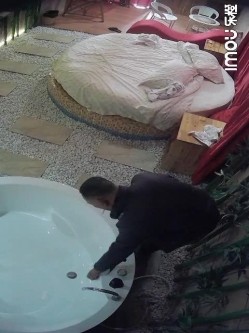 《监控破解》中年大叔第一次来情趣酒店开房约炮丰满少妇对各种设备有点好奇 截图11