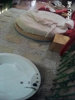 《监控破解》中年大叔第一次来情趣酒店开房约炮丰满少妇对各种设备有点好奇 截图16