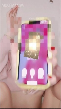 边打电话边挨操！极品粉B反差婊小女友【纠结的阿呆】超高颜值反差学妹，表面乖巧的萌妹子背地里是个小骚货 截图5