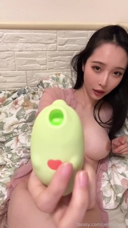 超美颜值明星孙禾颐最新福利-没想到还这么瘦奶子这么大，爽的一直高潮脸伸舌头，真的太淫荡了 截图2