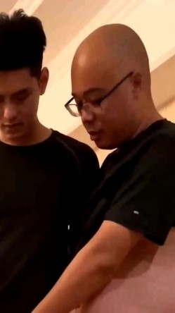 淫乱夫妻找羞涩小鲜肉三人互操 场面震撼辣眼睛 小鲜肉狂操黑丝老婆 老玻璃爆菊 截图4