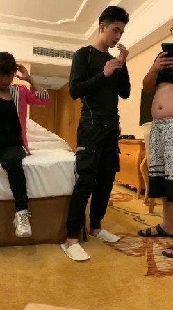 淫乱夫妻找羞涩小鲜肉三人互操 场面震撼辣眼睛 小鲜肉狂操黑丝老婆 老玻璃爆菊 截图5
