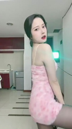 花椒颜值主播【小芊芊呐】裸舞诱惑，一对一掰逼展示，奶圆少毛，S好身材大长腿 截图1